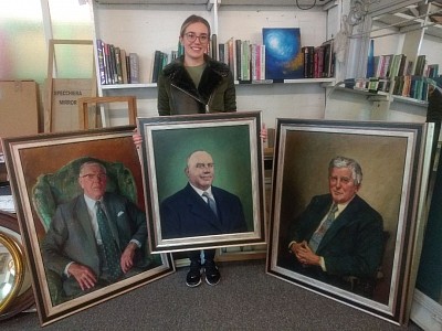 Gleesons chooses frames for oil paintings